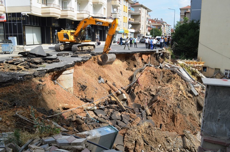 Ankara'da inşaatın istinat duvarı çöktü - 2