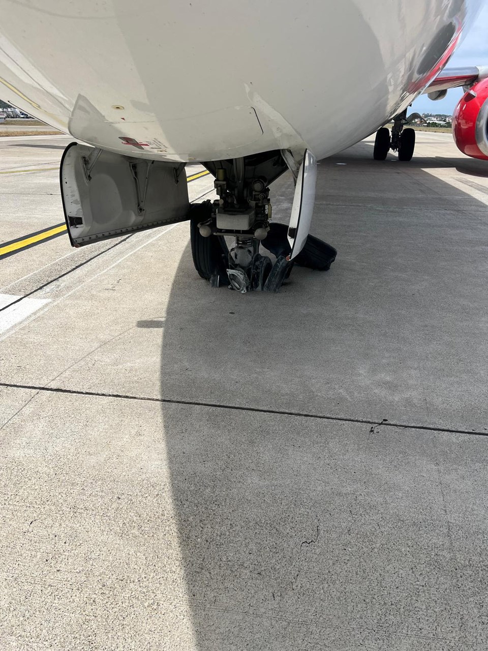 Antalya'da yolcu uçağının ön lastiği inişte patladı - 4