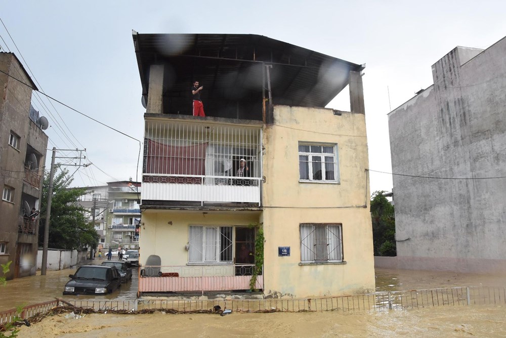 İzmir'de sağanak: Dereler taştı, evleri su bastı