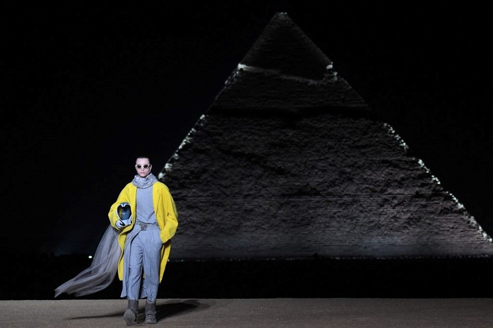 Fransız moda devi Mısır'daki Gize Piramitleri'nde defile yaptı - 6