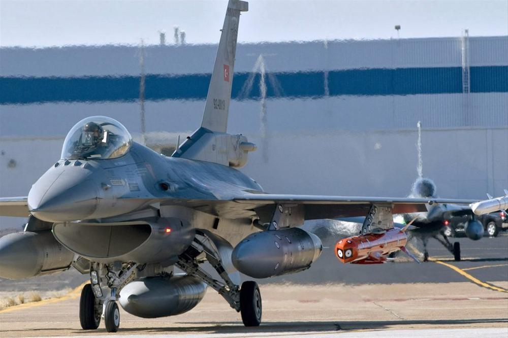 Изделие 16. F-16 конформные баки. AGM-158 F-16. F-15 AGM-158. Конформные баки f-15.