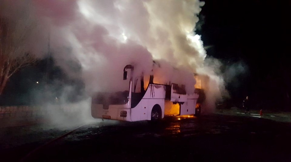 Nevşehir'de park halindeki tur otobüsü yandı - 1