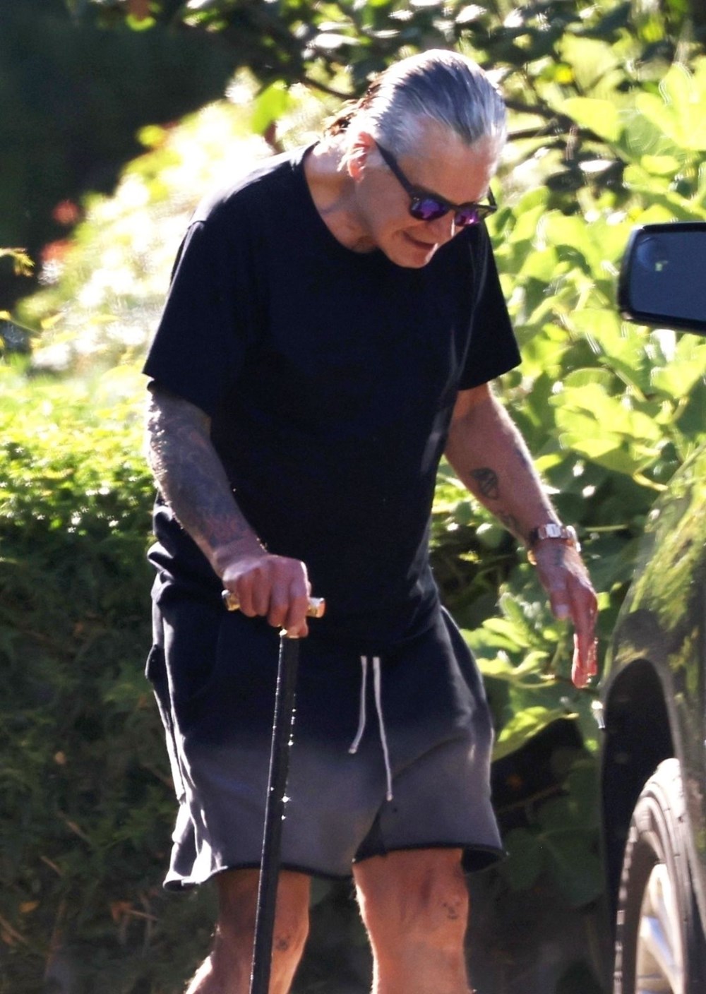 Parkinson'a yakalanan Ozzy Osbourne bu kez bastonla - 3