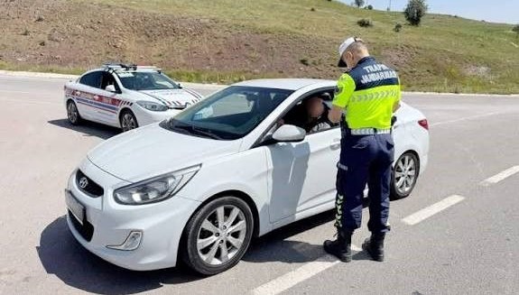 Uyuşturcu alıp trafiğe çıktı