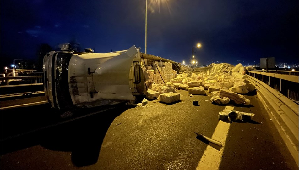Kuzey Marmara Otoyolu Kocaeli geçişinde TIR devrildi