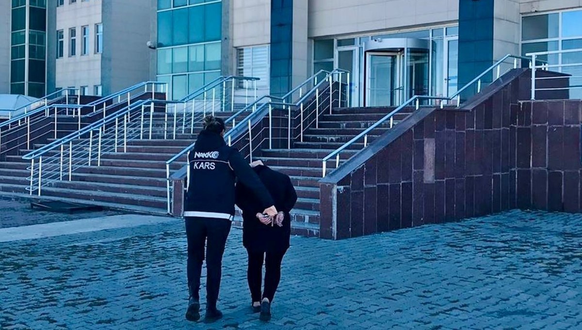 Kars'ta İranlı kadının makadından 94 parça uyuşturucu çıktı Kars'ta İranlı kadının makadından 94 parça uyuşturucu çıktı