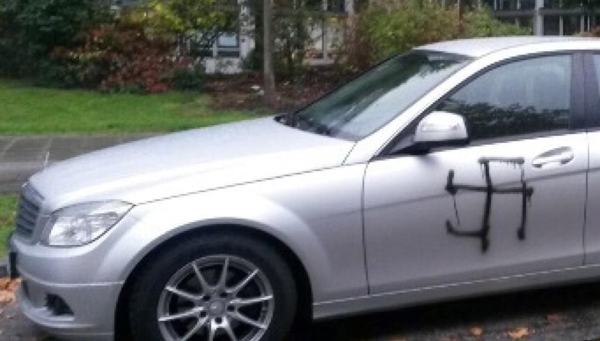 Berlin'de 80'den fazla otomobilin üzerine gamalı haç çizildi