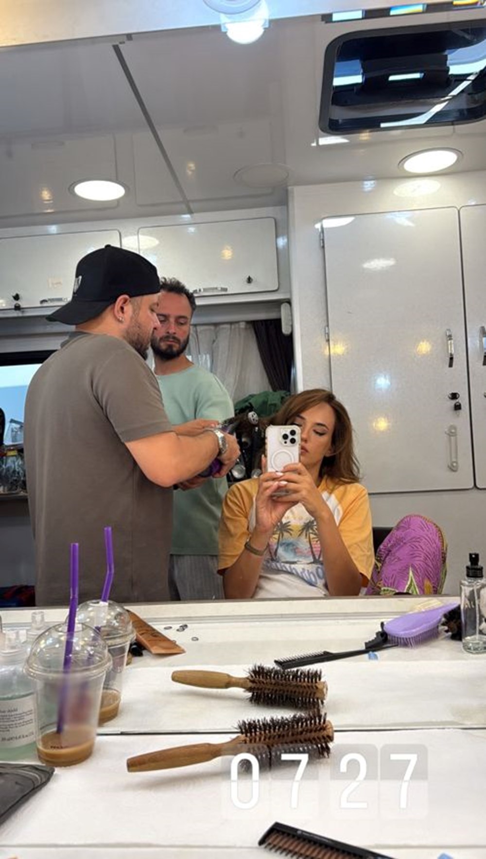 Seda Bakan'dan set kareleri: Rol arkadaşlarıyla poz verdi - 4