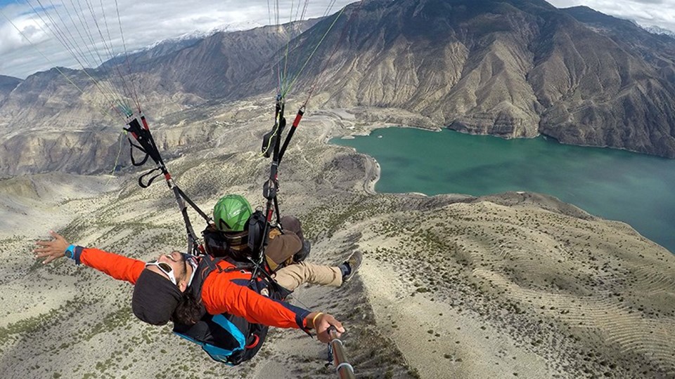 Erzurum'da ilçeye turist çekmek isteyen 64 yaşındaki adam paraşütle atladı - 1
