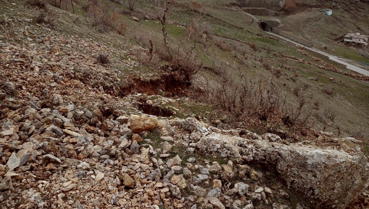 Şırnak-Hakkari yolu çökme nedeniyle trafiğe kapatıldı