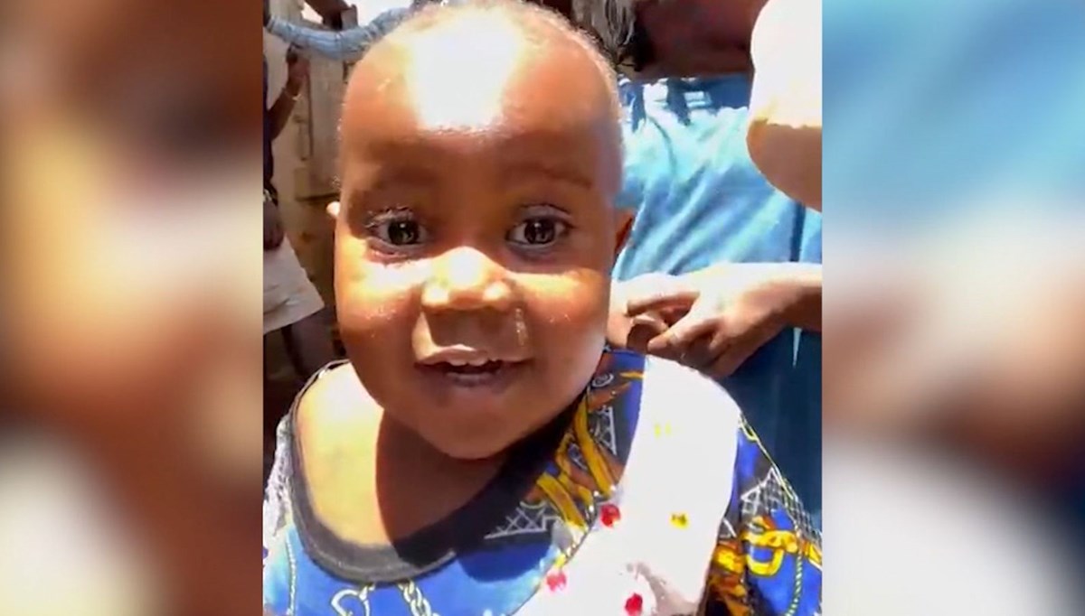 Kendisini ilk kez gören Afrikalı çocuğun mutluluğu