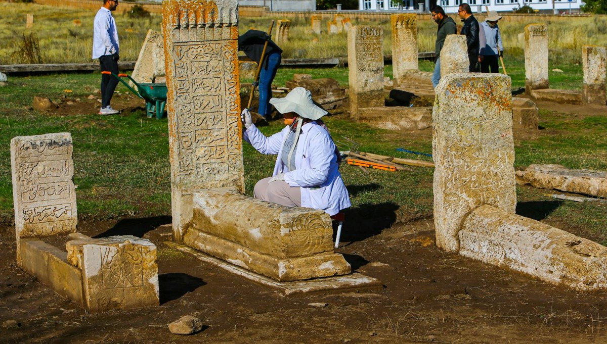 Van'daki Selçuklu Mezarlığı'nda 8 sandukalı mezar gün yüzüne çıkarıldı