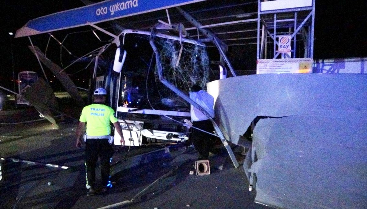 Otobüs oto yıkamaya daldı: 8 yaralı