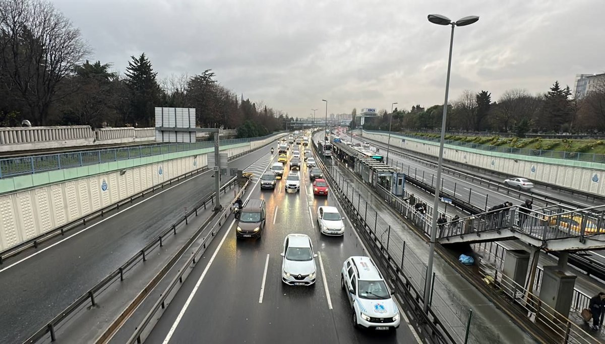 İstanbul'daki yağmur trafiği kilitledi