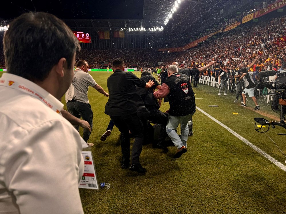 Fenerbahçe Başkanı Ali Koç sahaya indi: Oyun durdu, saha karıştı - 12