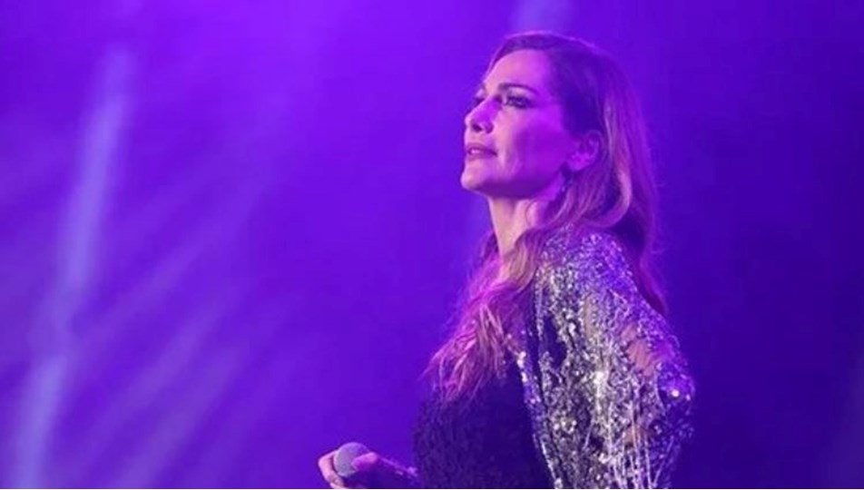 Türk bayrağı ve Atatürk posteri var diye sahneye çıkmamıştı: Despina Vandi kimdir?