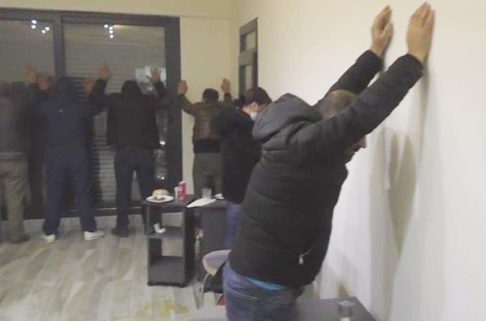 Manisa'da villaya kumar baskını: 19 kişiye 67 bin lira ceza kesildi - 1