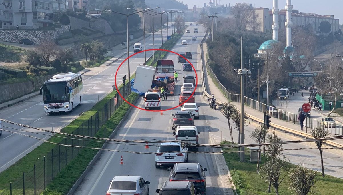 Gemlik karayolunda tehlikeli anlar: Kontrol paneli refüje düştü