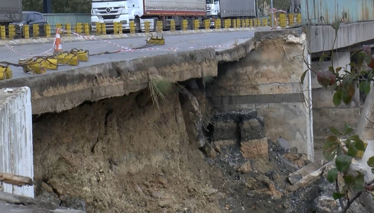 Bakırköy'de istinat duvarı çöktü: E-5 bağlantı yolu trafiğe kapatıldı Bakırköy'de istinat duvarı çöktü: E-5 bağlantı yolu trafiğe kapatıldı