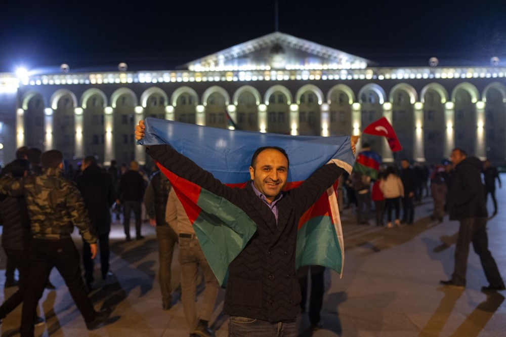 Azerbaycanlılar, Dağlık Karabağ'da varılan anlaşmayı coşkuyla kutluyor - 4