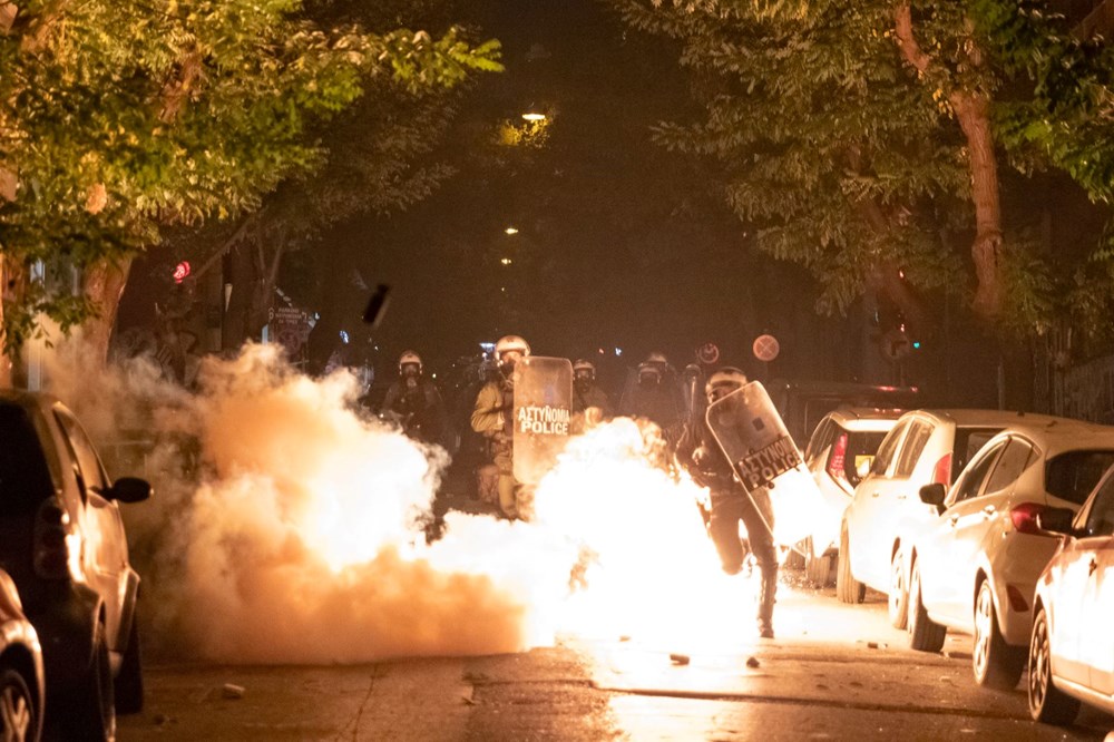 Yunanistan'da sokaklar karıştı:16 yaşındaki gence polis kurşunu - 4