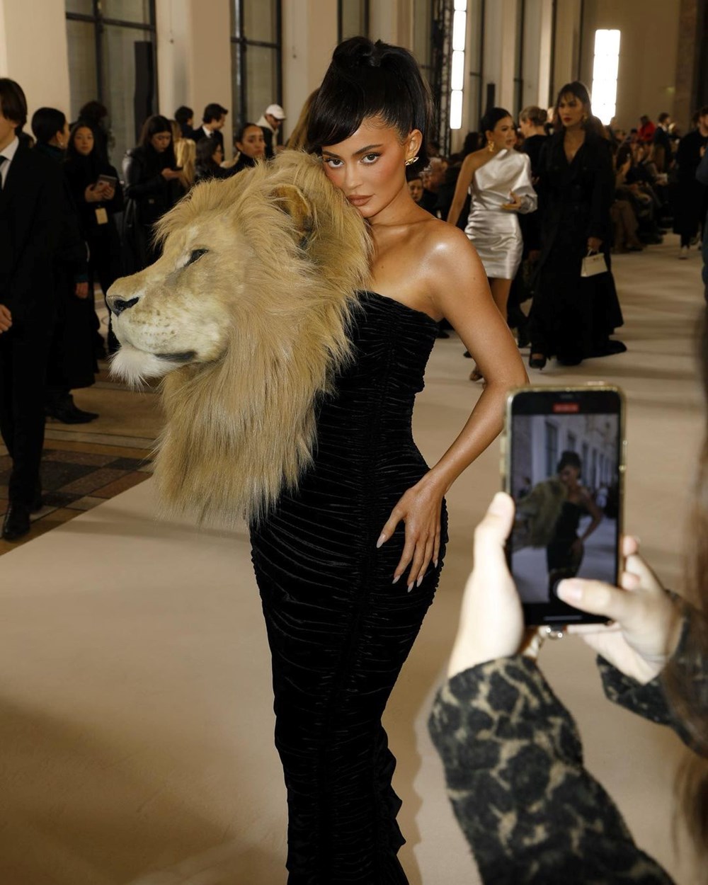 Paris Moda Haftası'na Kylie Jenner'ın 'aslan başlı' elbisesi damga vurdu - 4