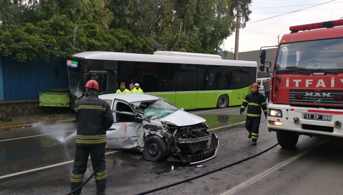 Kocaeli'de belediye otobüsü ile otomobil çarpıştı, biri ağır 3 kişi yaralandı