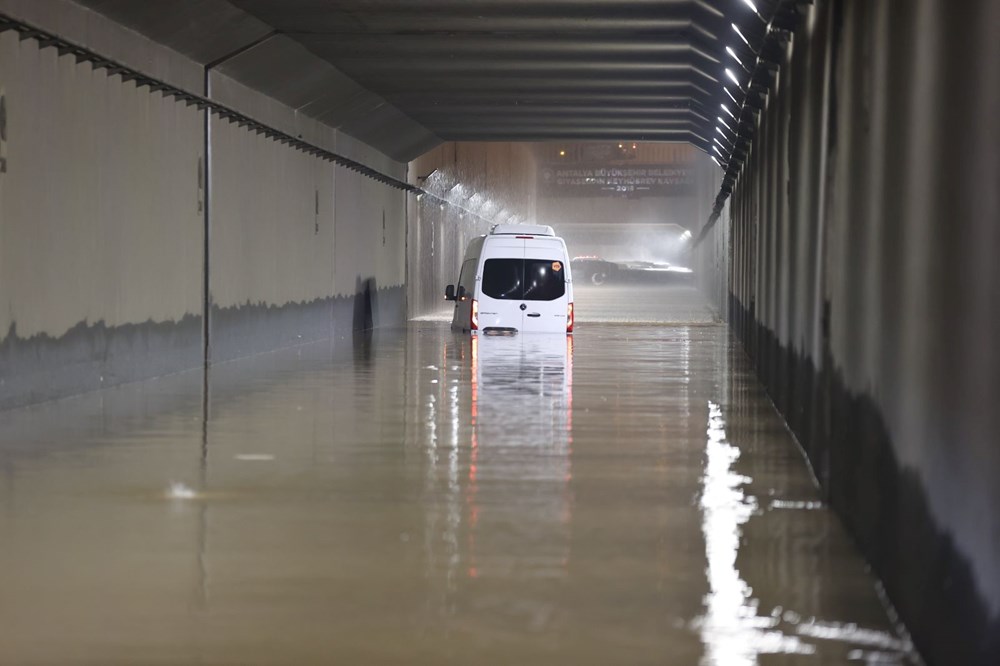 Antalya'da sel ve su baskını: 1 kişi yaşamını yitirdi, 6  ilçede eğitime ara verildi (4 şehir için turuncu kodlu uyarı) - 9