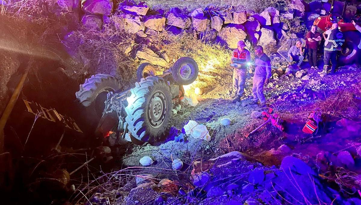 Gaziantep'te traktör şarampole devrildi: 1 ölü, 1 yaralı Gaziantep'te traktör şarampole devrildi: 1 ölü, 1 yaralı