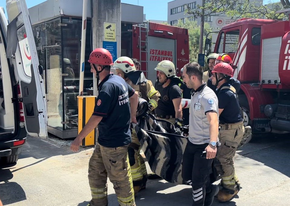 İstanbul’da feci ölüm: Yan yatan hafriyat kamyonunun altında kaldı - 1