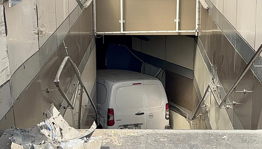 Lastiği patladı, alt geçide daldı