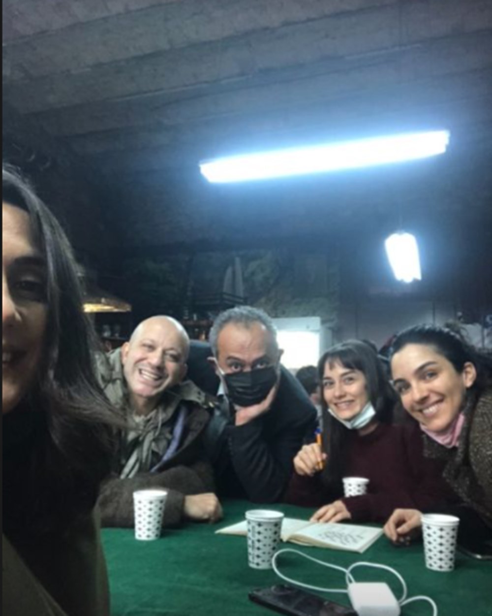 Çukur oyuncularının kamera arkası pozları - 17