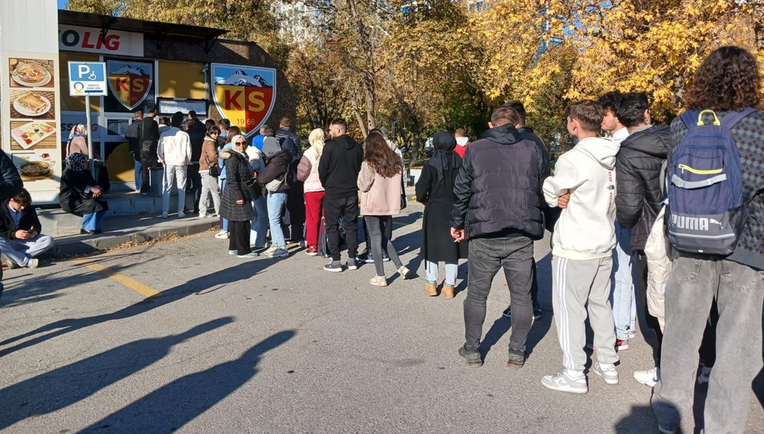 Türkiye-Galler maçının biletleri tükendi; taraftarlar kuyruktan ayrılmadı