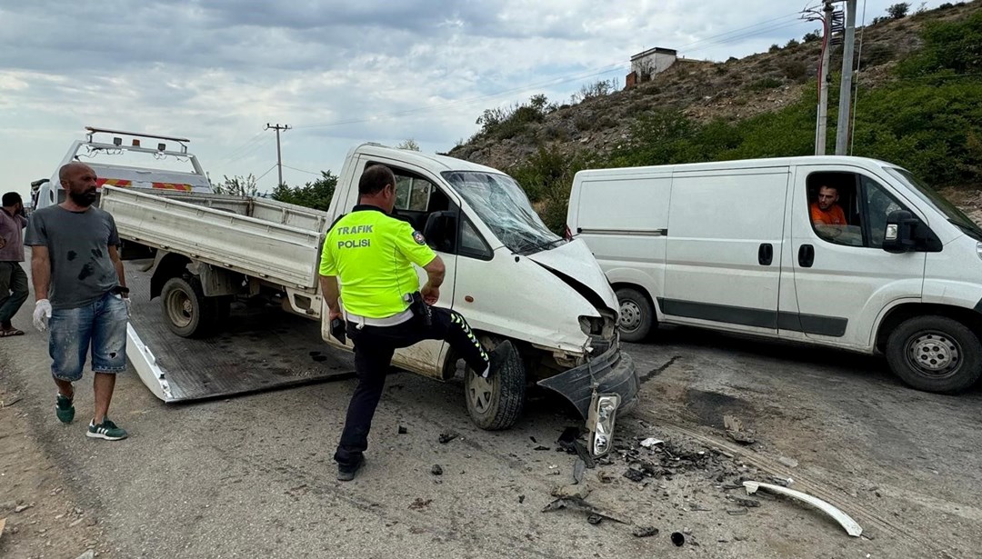 Yola kontrolsüz çıkan tır kamyonete çarptı: 3 yaralı