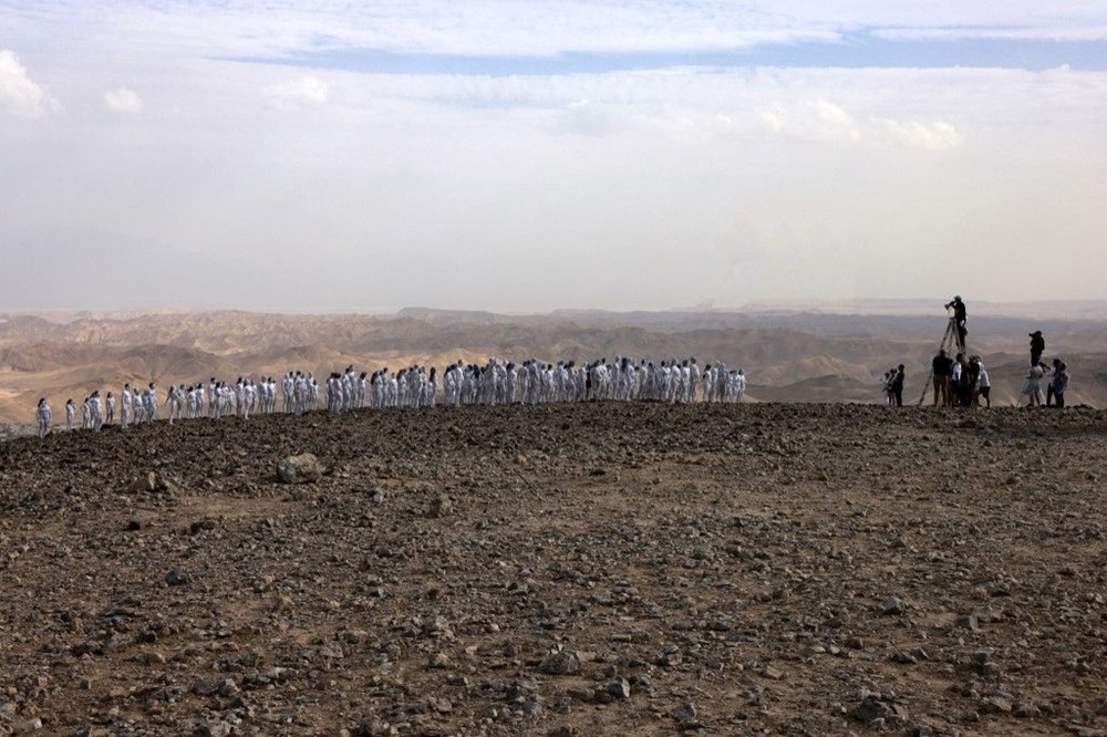 Lut Gölü'nün her yıl bir metre çekilmesine dikkat çekmek için yüzlerce kişi çıplak poz verdi - 7