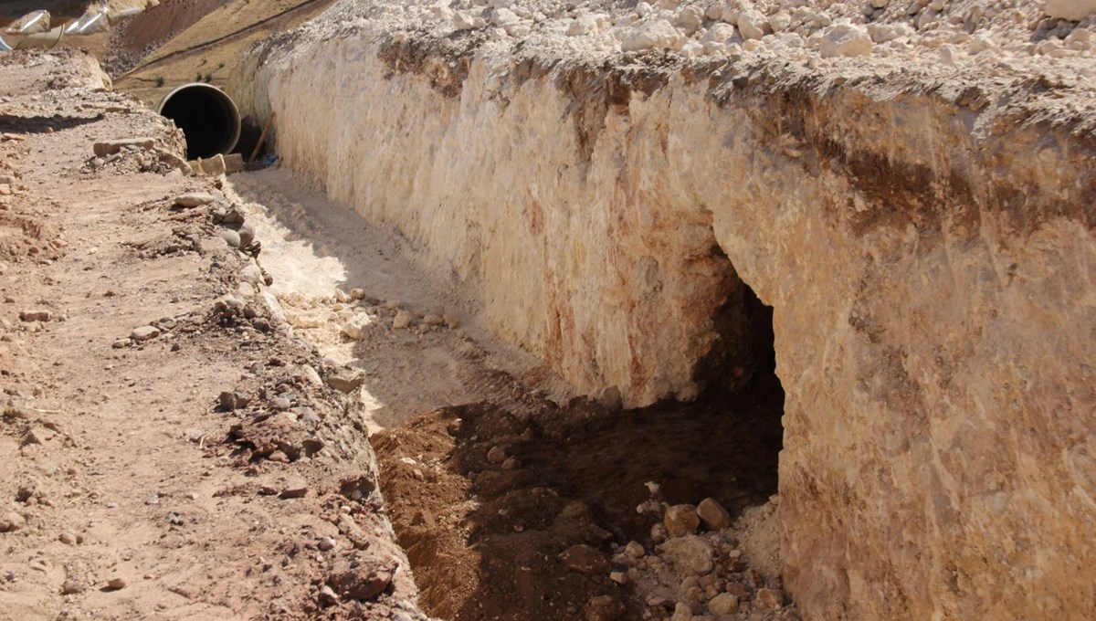 Sulama kanalı çalışmasında Roma dönemine ait 1800 yıllık mezar bulundu Sulama kanalı çalışmasında Roma dönemine ait 1800 yıllık mezar bulundu