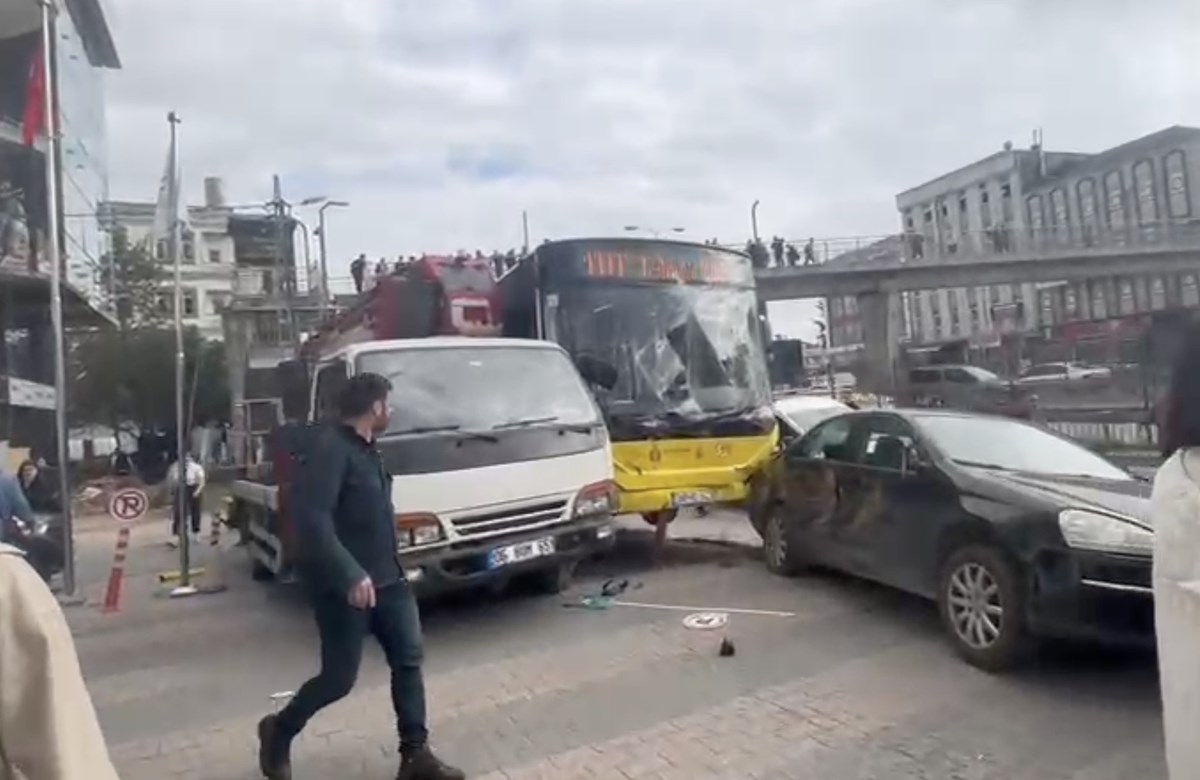 Otobüs kontrolden çıkarak önündeki araçlara çarptı ve durağa girdi.
