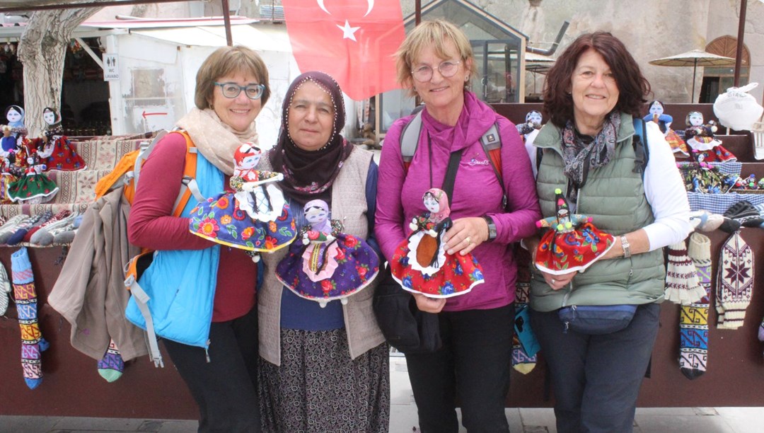42 yıl önce anneannesinin yanında öğrendi: Sattığı bez bebekler için 5 dil öğrendi