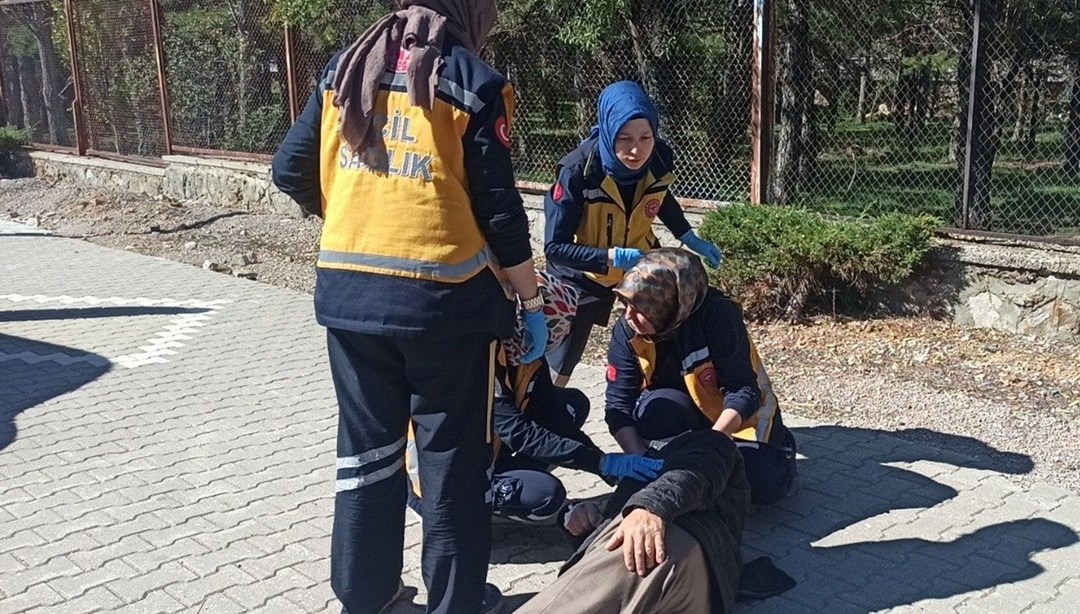 Konya’da kaldırıma çarpan motosiklet devrildi: 2 yaralı