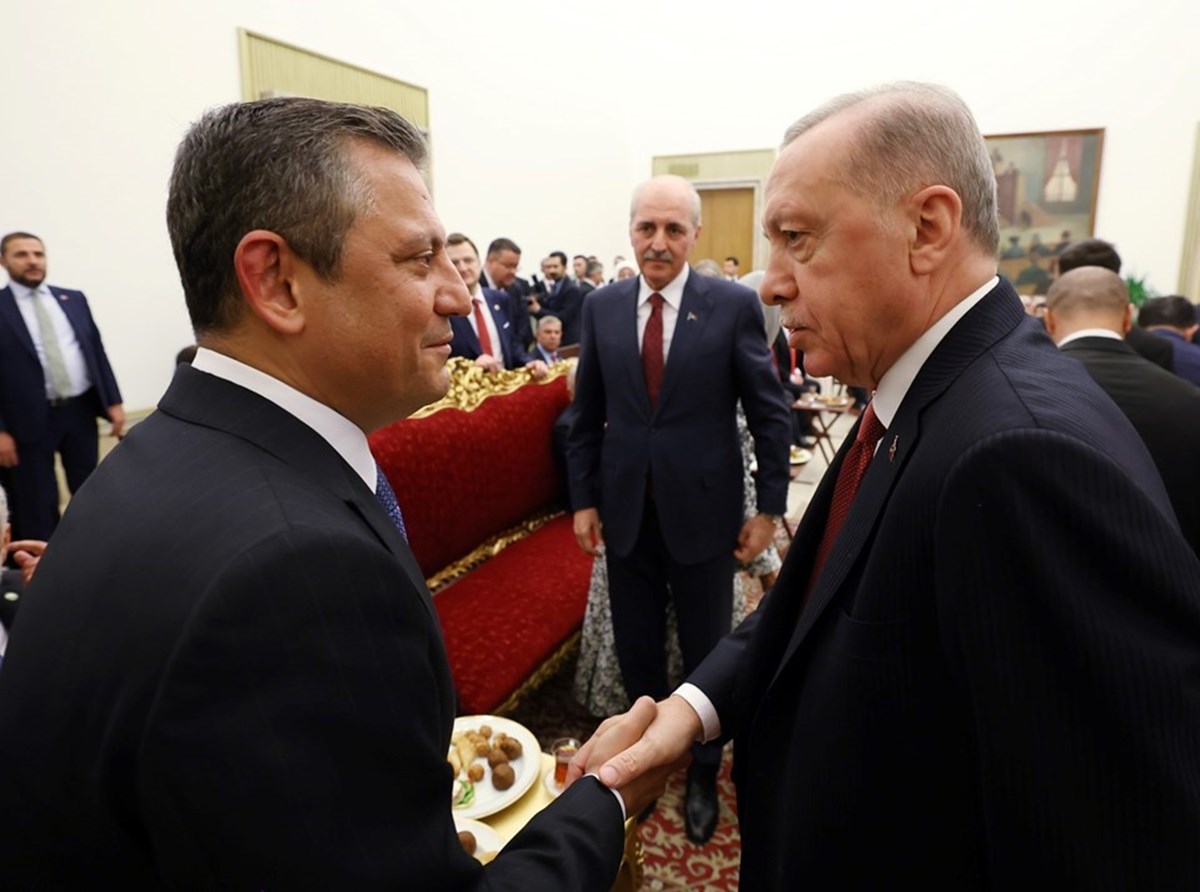 Özel ile Erdoğan, 23 Nisan resepsiyonunda kısa bir görüşme gerçekleştirmişti.