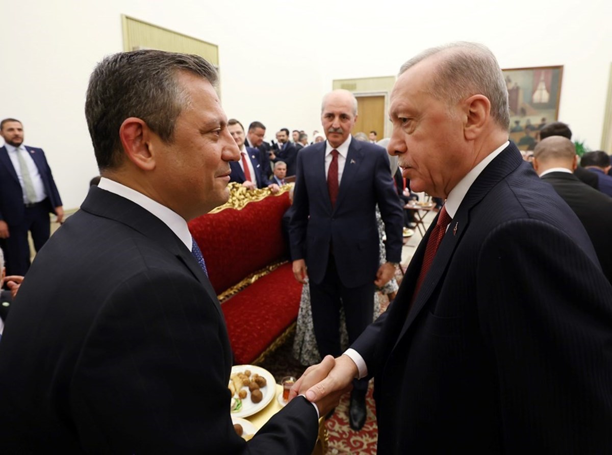 Özel ile Erdoğan, 23 Nisan resepsiyonunda kısa bir görüşme gerçekleştirmişti. Özel ile Erdoğan, 23 Nisan resepsiyonunda kısa bir görüşme gerçekleştirmişti.