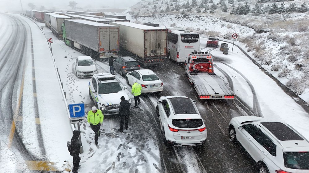 Dondurucu soğuk ve kar! Yollar kapandı, araçlar mahsur kaldı, okullar tatil edildi - 2