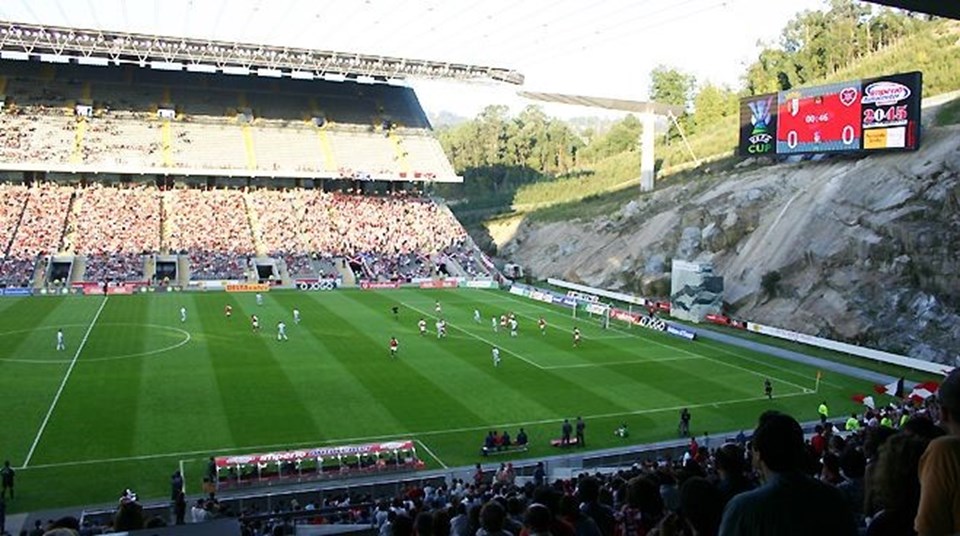 Braga-Fenerbahçe maçı, her iki kale arkasında tribün olmayan, dağın eteklerine inşa edilen Estadio Municipal de Braga Stadı'nda oynanacak.
