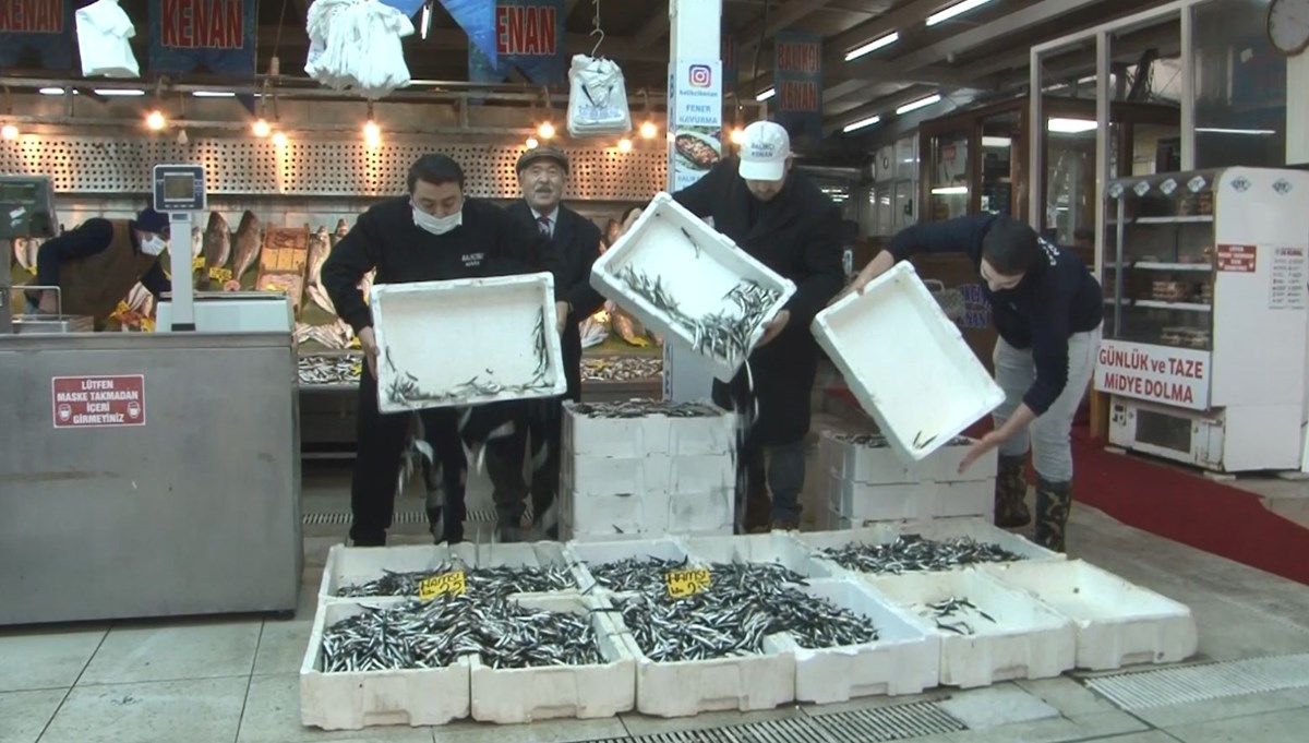 İstanbul'da hamsi fiyatları yarıya düştü