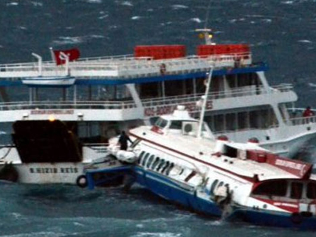Bodrum Da Deniz Otobusu Ile Feribot Carpisti Ntv