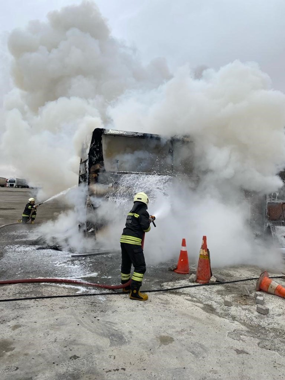 Yolcu otobüsü alev alev yandı - 1