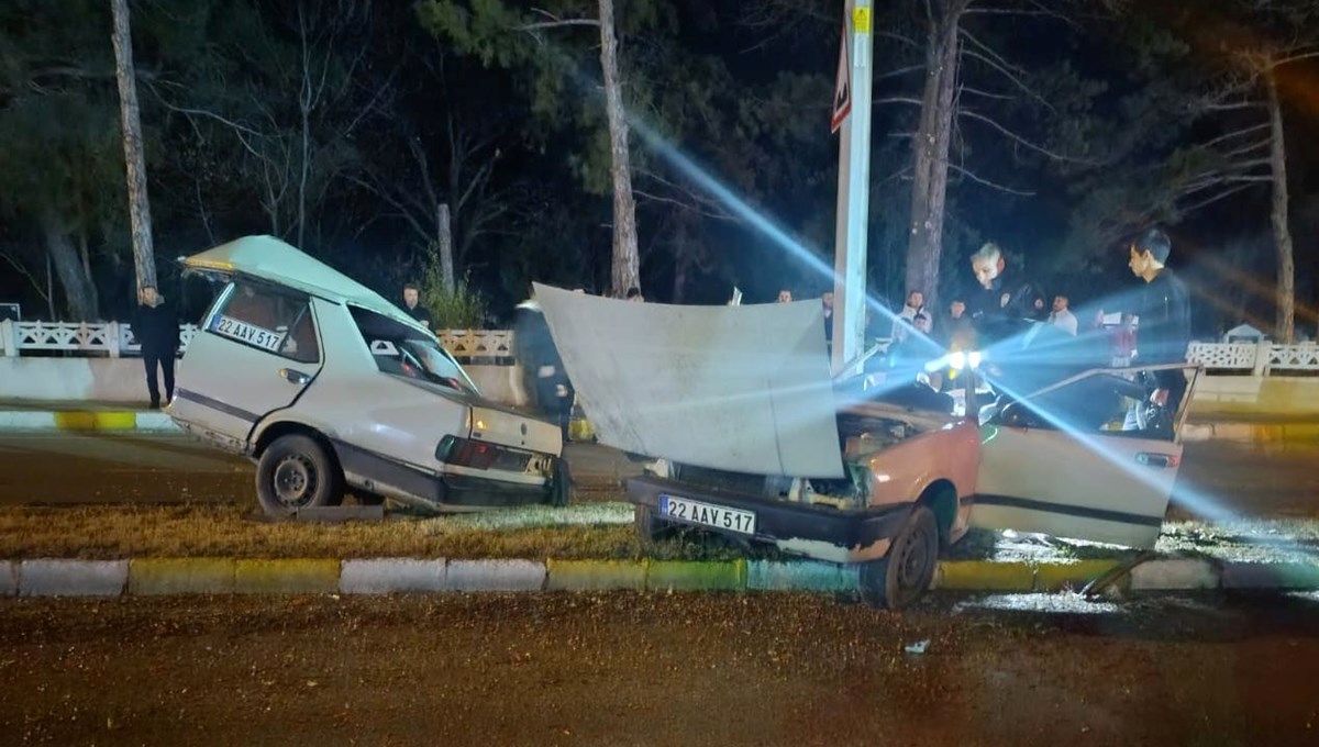 Önü bir yerde arkası bir yerde: Aydınlatma direğine çarpan araç ikiye bölündü Önü bir yerde arkası bir yerde: Aydınlatma direğine çarpan araç ikiye bölündü