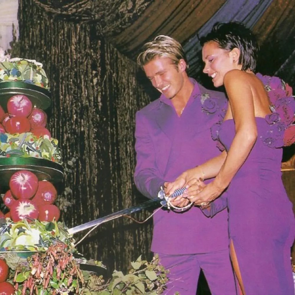 25 yıl sonra aynı kıyafetleri giydiler! Beckham çiftinden ikonik kutlama - 3