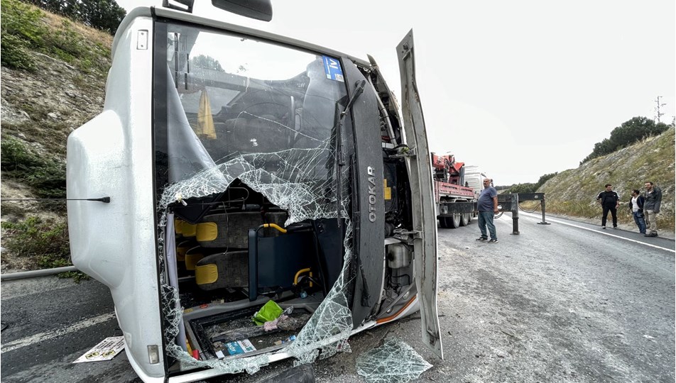 İstanbul'da devrilen servis otobüsündeki 6 kişi yaralandı