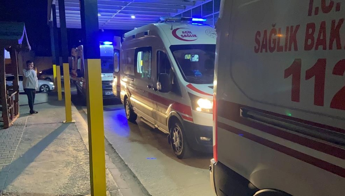 Sokak ortasında bıçaklı kavga: 3 yaralı Sokak ortasında bıçaklı kavga: 3 yaralı
